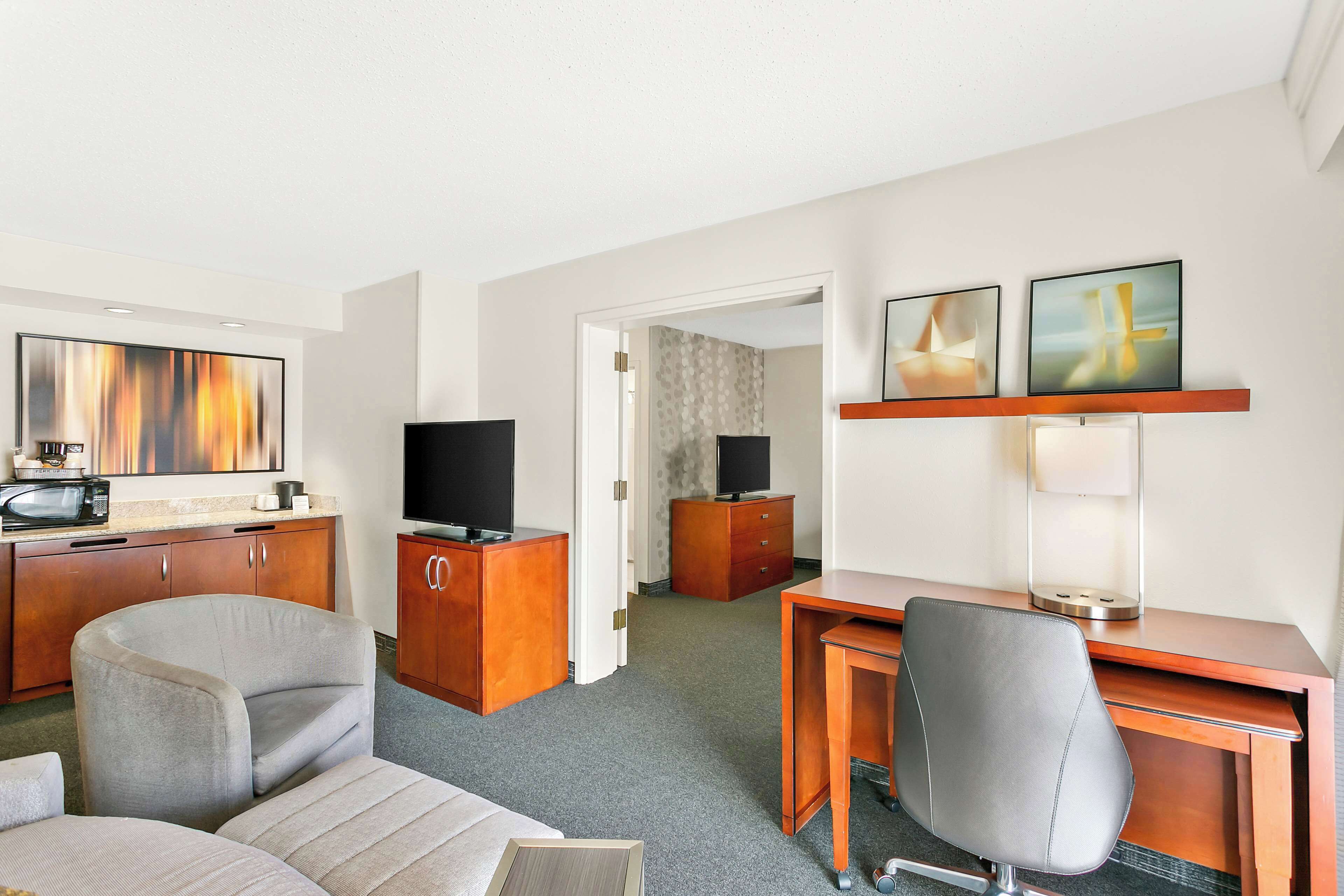 1 bedroom, premium bedding, desk, laptop workspace