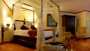 Honeymoon Double or Twin Room | 2 bedrooms, in-room safe, iron/ironing board (on request) - Floreat Riverside Lodge (Sabie)