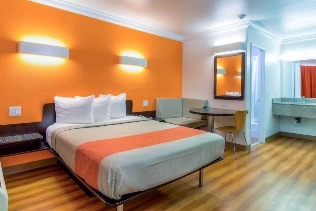 Espaço de trabalho para notebook, Wi-Fi de cortesia, roupa de cama