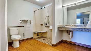 Kombinert dusj/badekar og håndklær