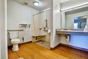 Bañera con ducha, toallas