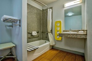 Kombinasi shower/bathtub dan handuk