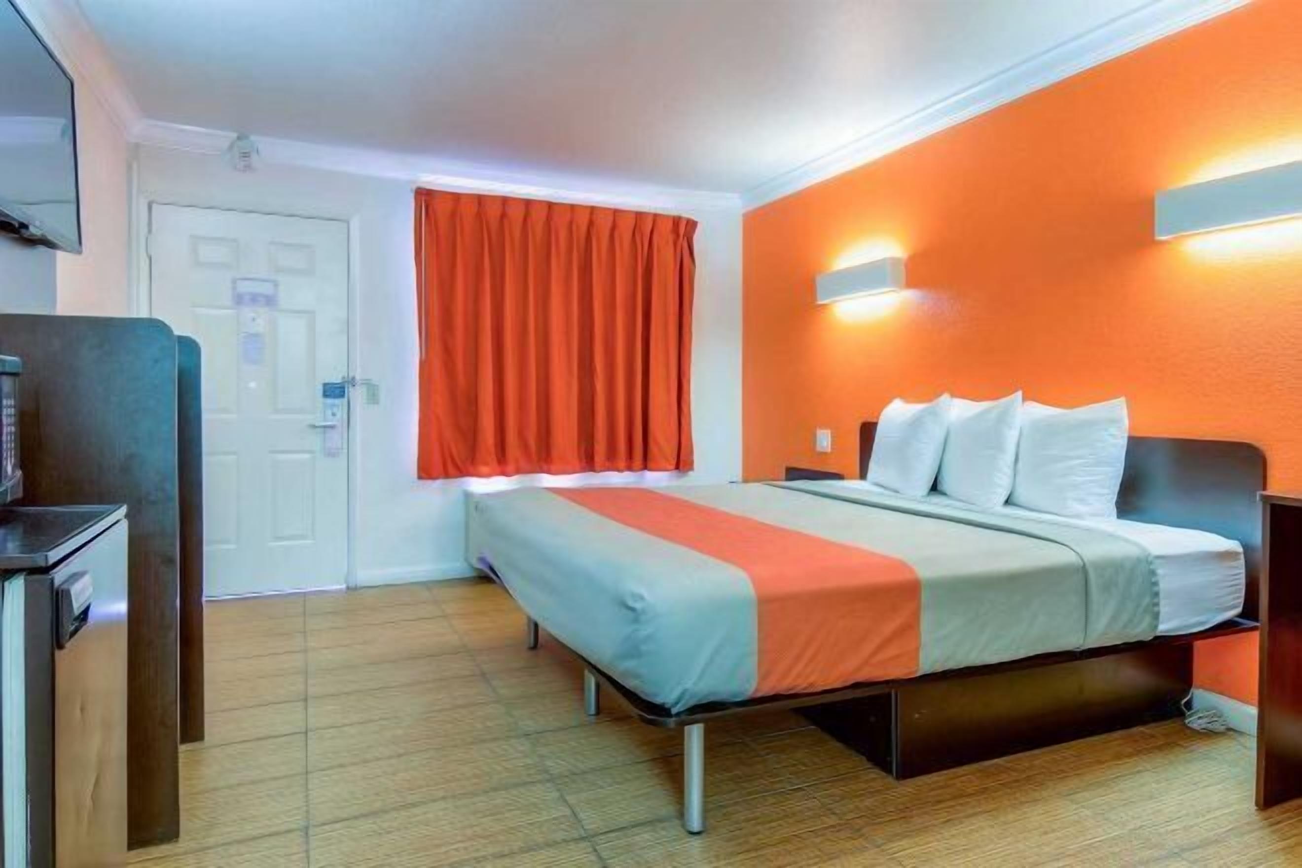 Laptop workspace, free WiFi, bed sheets