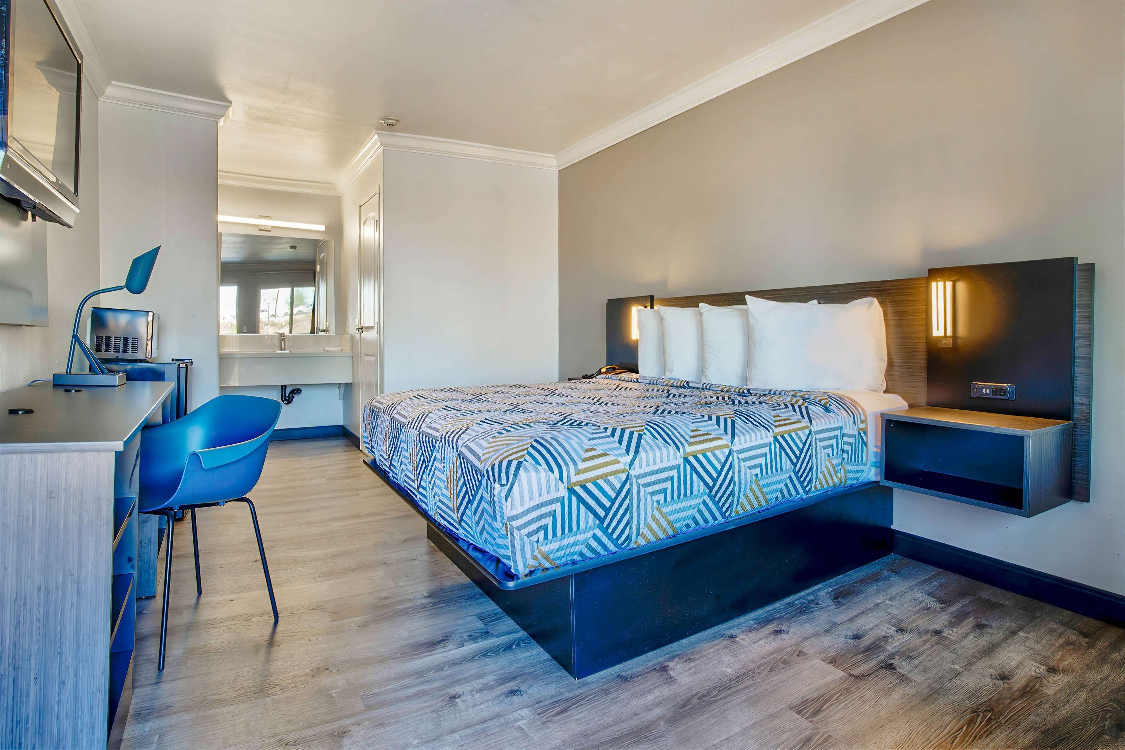 Skrivebord for bærbar PC, wi-fi (inkludert) og sengetøy