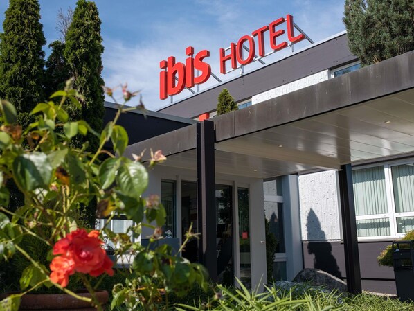 Exterior - Ibis 3 Lacs Neuchatel Hotel (La Tene)