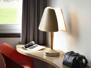 Escrivaninha, cortinas blackout, quartos à prova de som