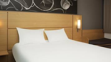 Quarto casal standard | Escrivaninha, cortinas blackout, quartos à prova de som