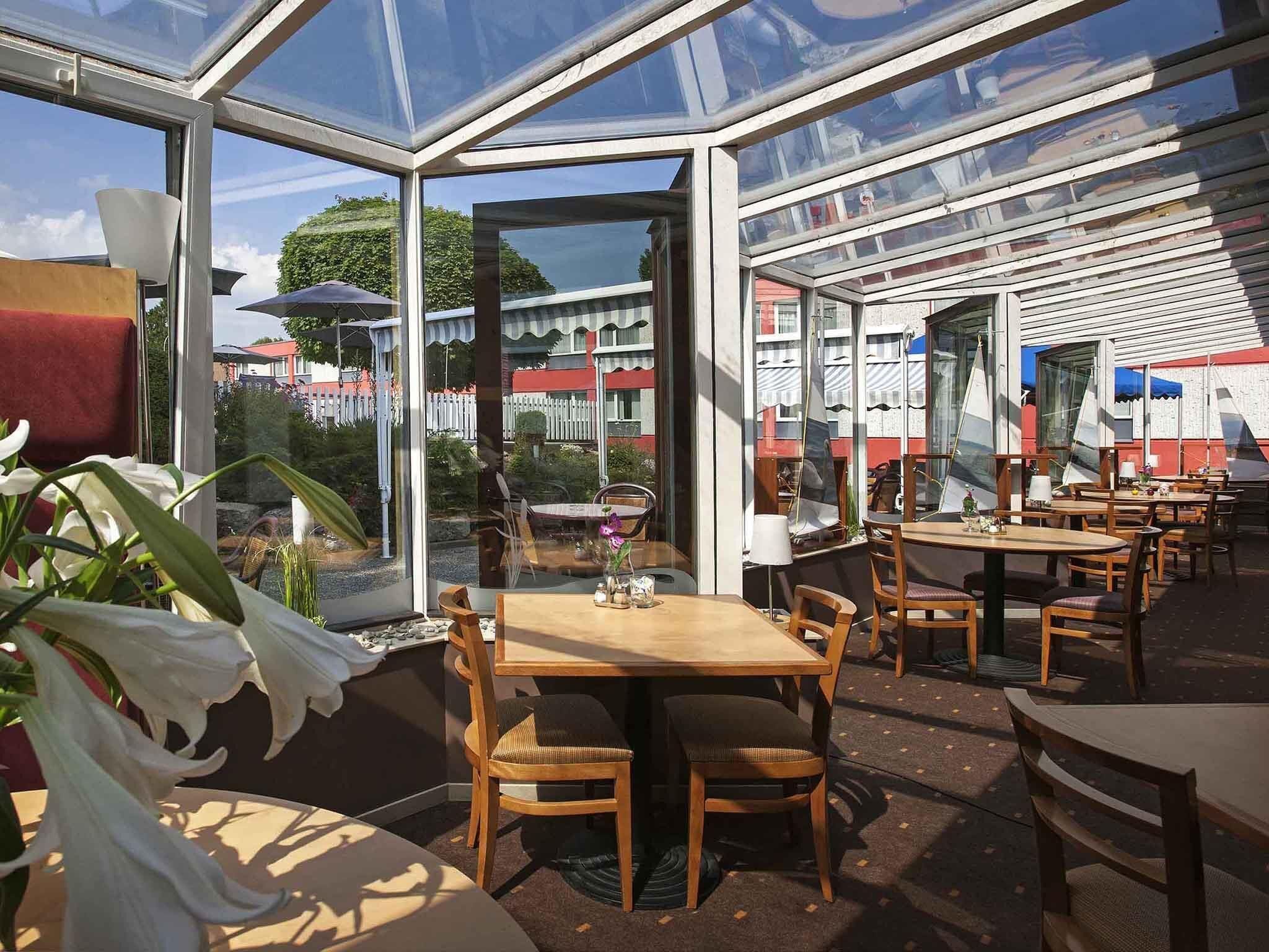 Daily continental breakfast (CHF 16 per person)