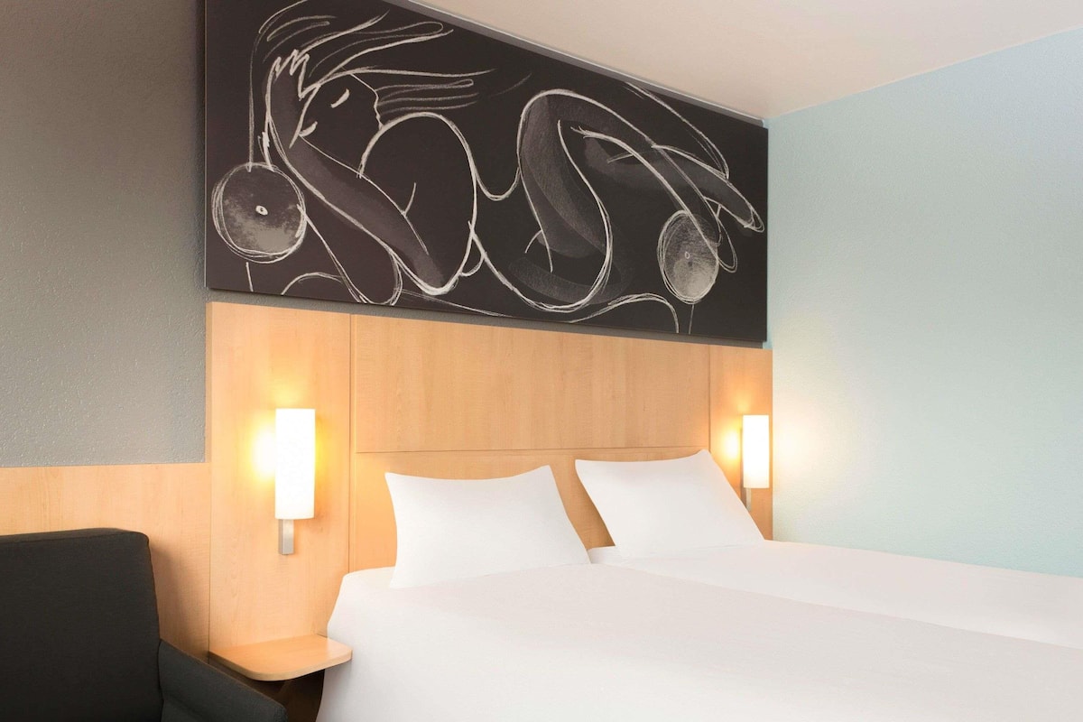 Skrivebord, blendingsgardiner, lydisolert og strykejern/-brett