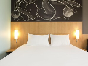 Schreibtisch, Verdunkelungsvorhänge, schallisolierte Zimmer