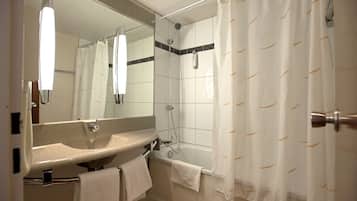 Badewanne, umweltfreundliche Kosmetikartikel, Haartrockner, Handtücher