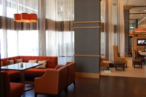Lobby sitting area - Marriott Rochester Mayo Clinic (Rochester)