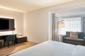 Hochwertige Bettwaren, Daunenbettdecken, Schreibtisch
