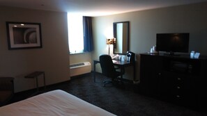 Premium bedding, desk, blackout curtains, iron/ironing board - Holiday Inn Express & Suites Pittsburgh West - Greentree by IHG (Pittsburgh)