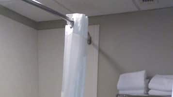 Kylpyhuone, jossa on kylpyamme, wc ja suihkuverho.