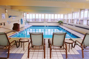 Una piscina cubierta, tumbonas