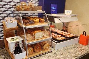 Free daily full breakfast  - Holiday Inn Express & Suites Pittsburgh West - Greentree by IHG (Pittsburgh)