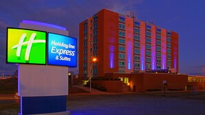 Edifício do Holiday Inn Express & Suites com uma placa de destaque exibindo o logotipo.