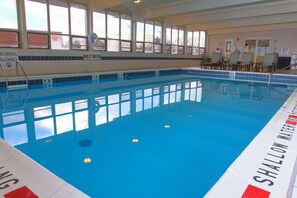 Piscina coperta, lettini
