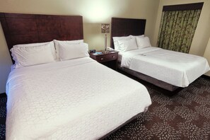 1 dormitorio, ropa de cama de alta calidad, escritorio y cortinas opacas