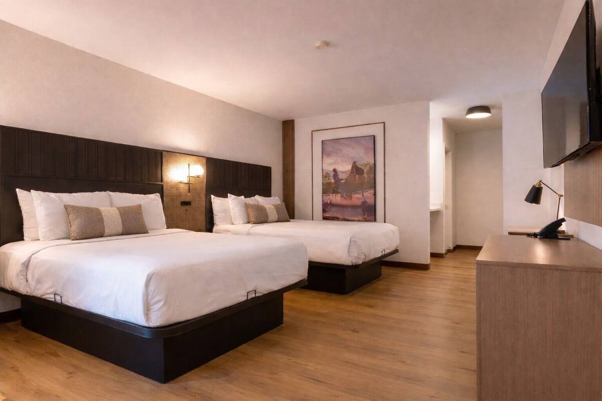 Phòng đôi có thiết kế đặc trưng, 2 giường cỡ queen | Bộ đồ giường cao cấp, nệm có lớp đệm bông, bàn 