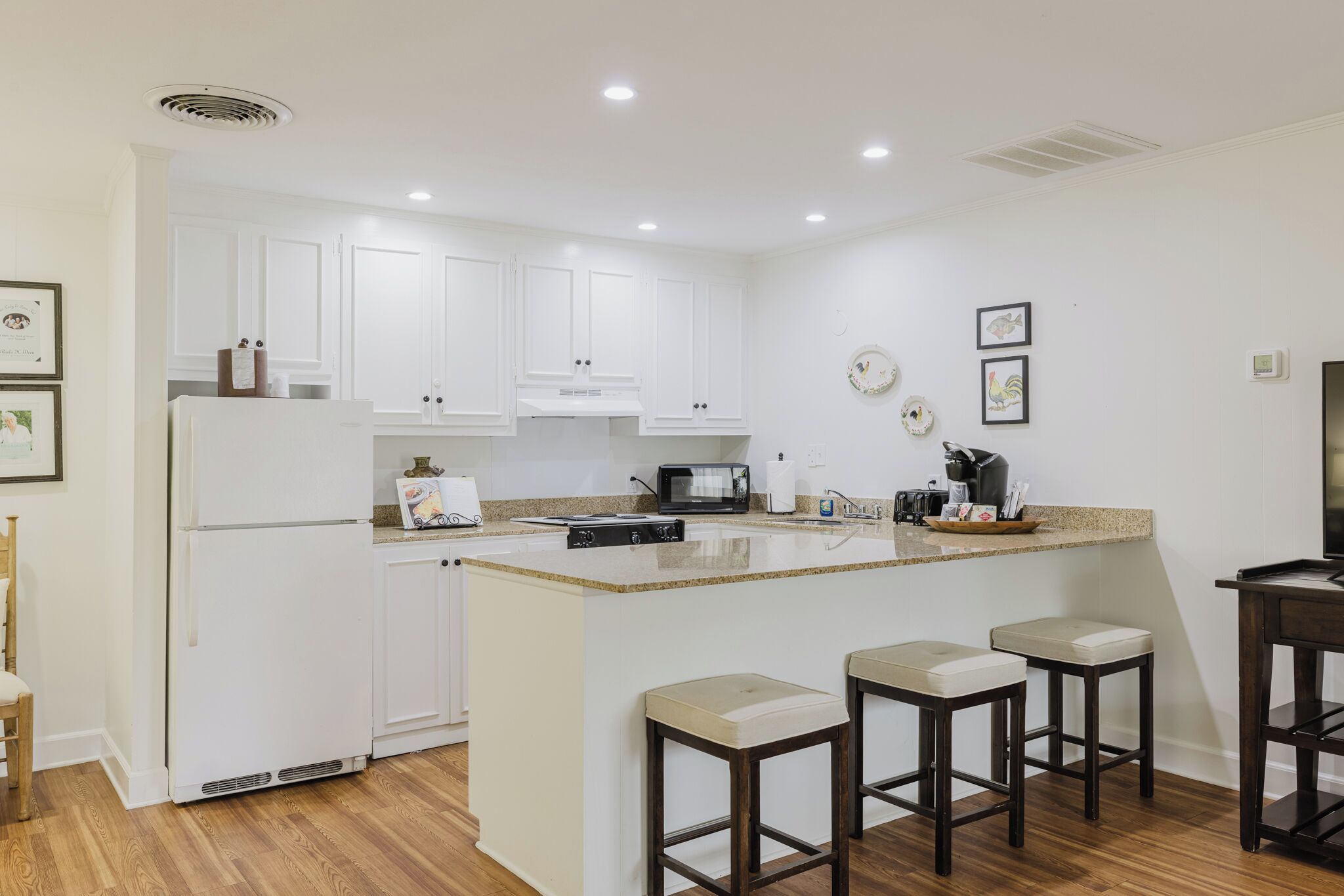 luxury suite | private kitchen | microwave, coffee/tea maker