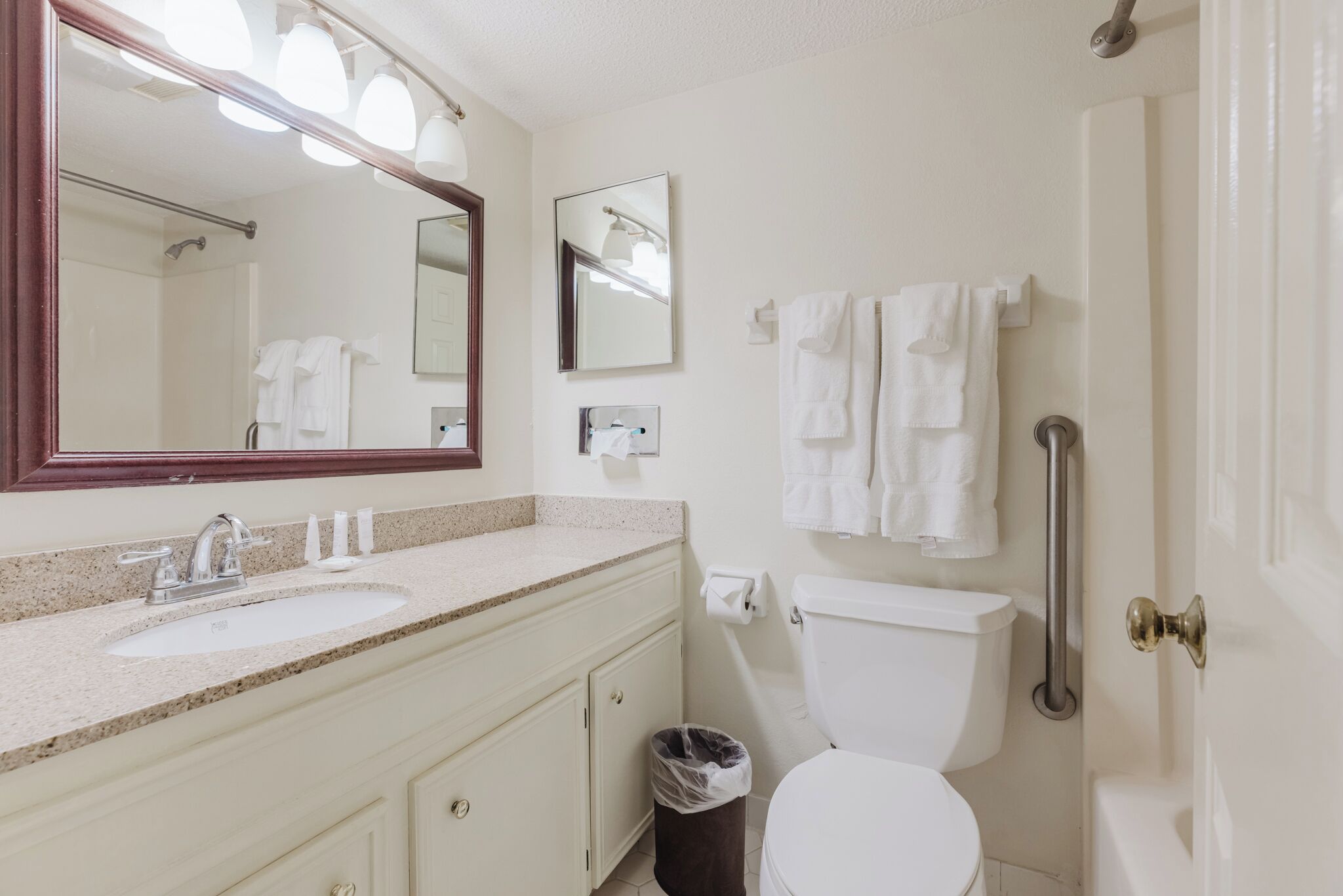presidential suite | bathroom | combined shower/bathtub, hair dryer, towels
