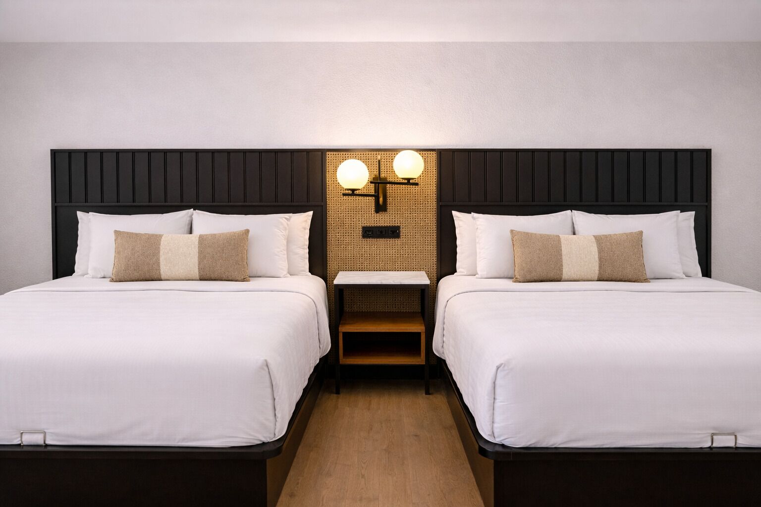 Sengetøy av topp kvalitet, senger med overmadrass og skrivebord