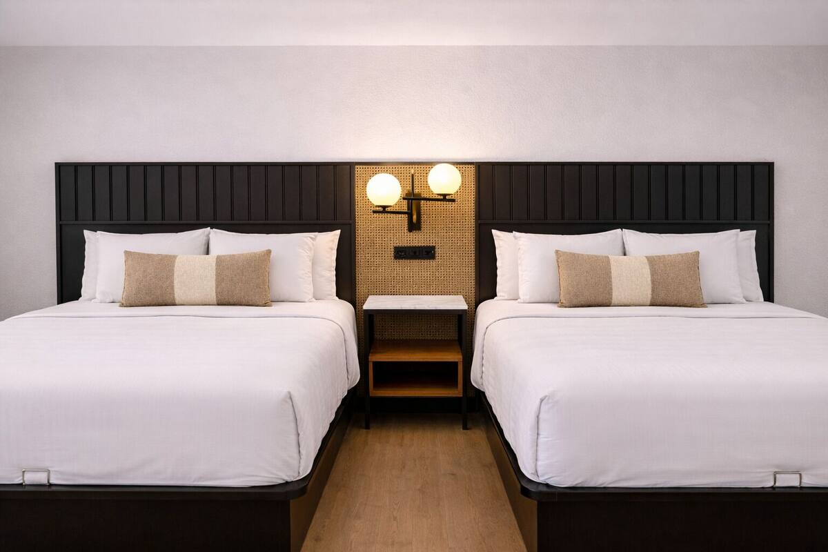 Bộ đồ giường cao cấp, nệm có lớp đệm bông, bàn 