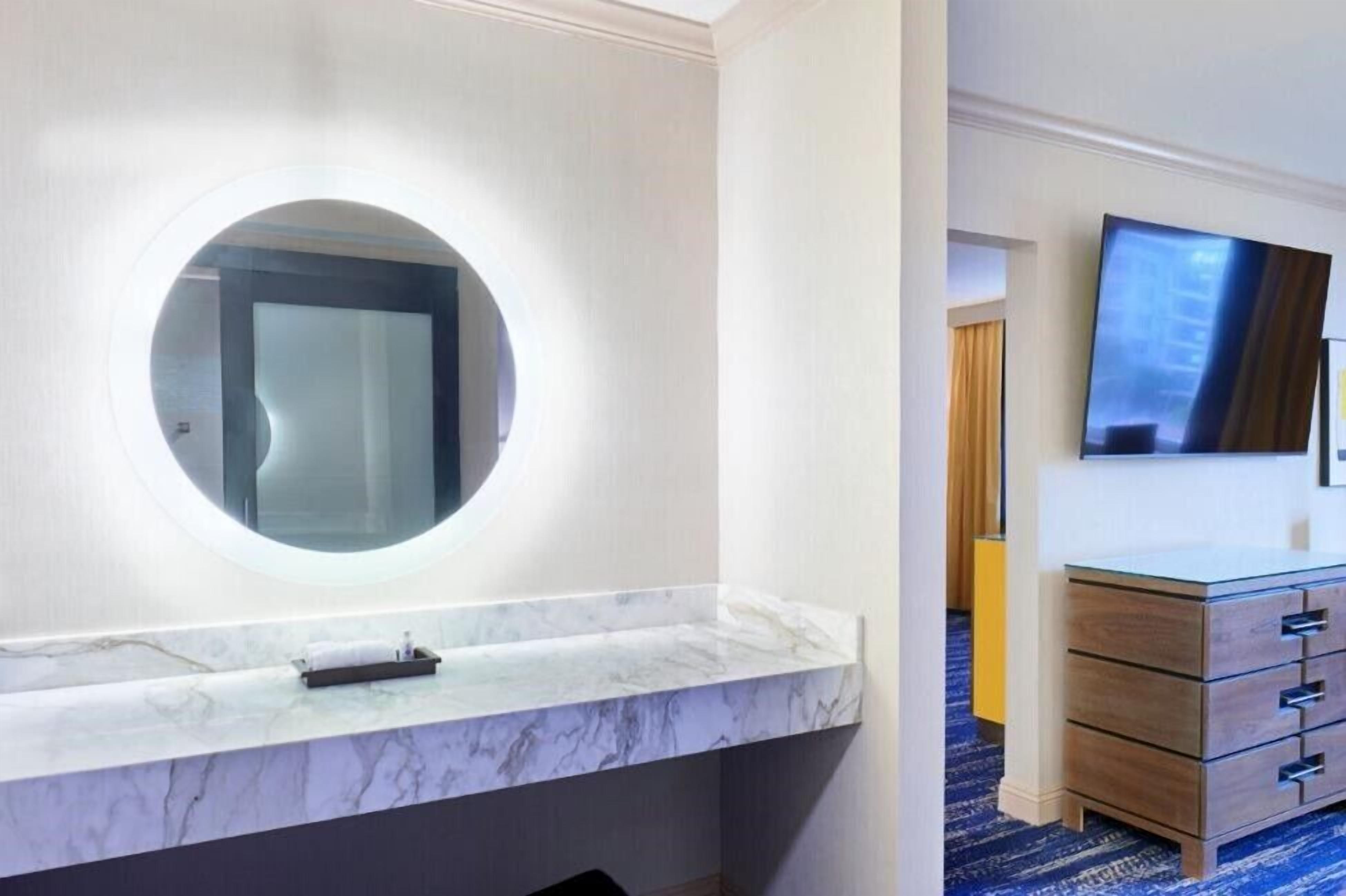 executive suite, 1 king bed | bathroom | bathtub, designer toiletries, hair dryer, bathrobes