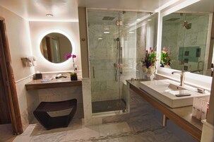 Platinum Suite, 1 King Bed | Bathroom | Bathtub, designer toiletries, hair dryer, bathrobes
