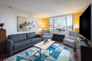 Hypo-allergenic bedding, down duvets, pillow-top beds, minibar - E-Central Downtown Los Angeles Hotel (Los Angeles)