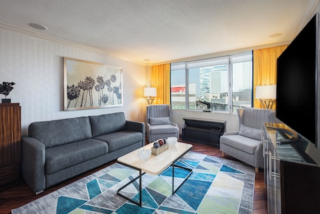 Hypo-allergenic bedding, down comforters, pillowtop beds, minibar. E-Central Downtown Los Angeles Hotel