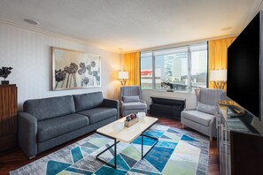 Suite (E-Central Platinum) | Hypo-allergenic bedding, down duvets, pillow-top beds, minibar - E-Central Downtown Los Angeles Hotel (Los Angeles)