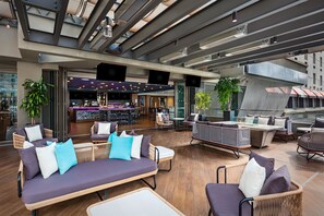 Breakfast served - E-Central Downtown Los Angeles Hotel (Los Angeles)