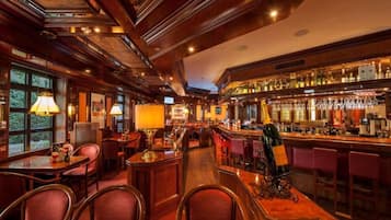 Eine Bar mit Holzkubaturen, einer Theke und einer Champagnerflasche.