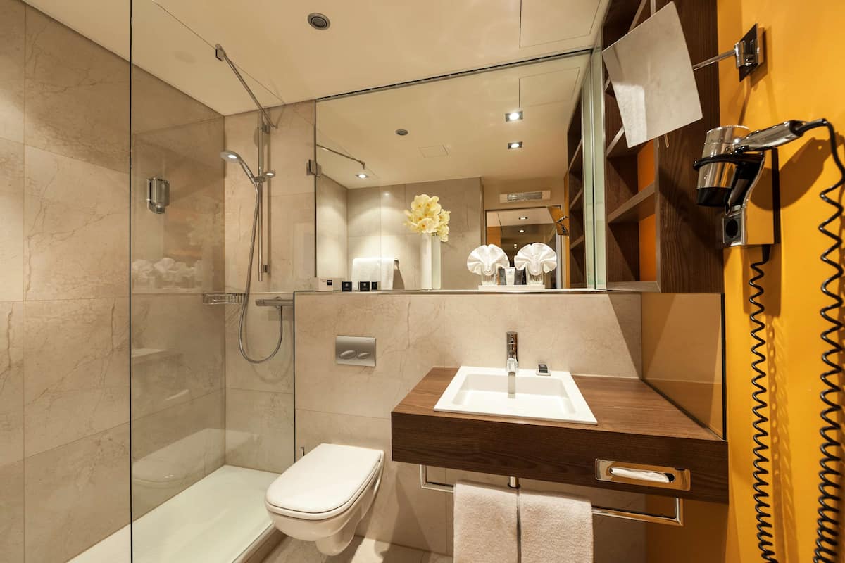 1 bedroom, premium bedding, in-room safe, desk