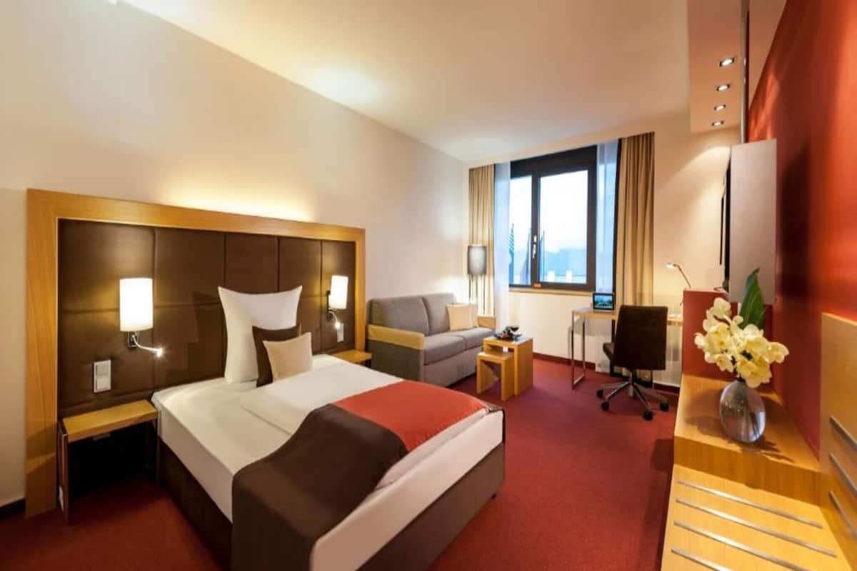 Comfort Single Room, Non Smoking | Premium bedding, in-room safe, desk, laptop workspace
