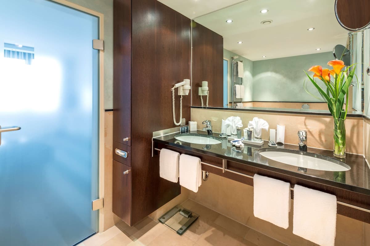 1 bedroom, premium bedding, in-room safe, desk