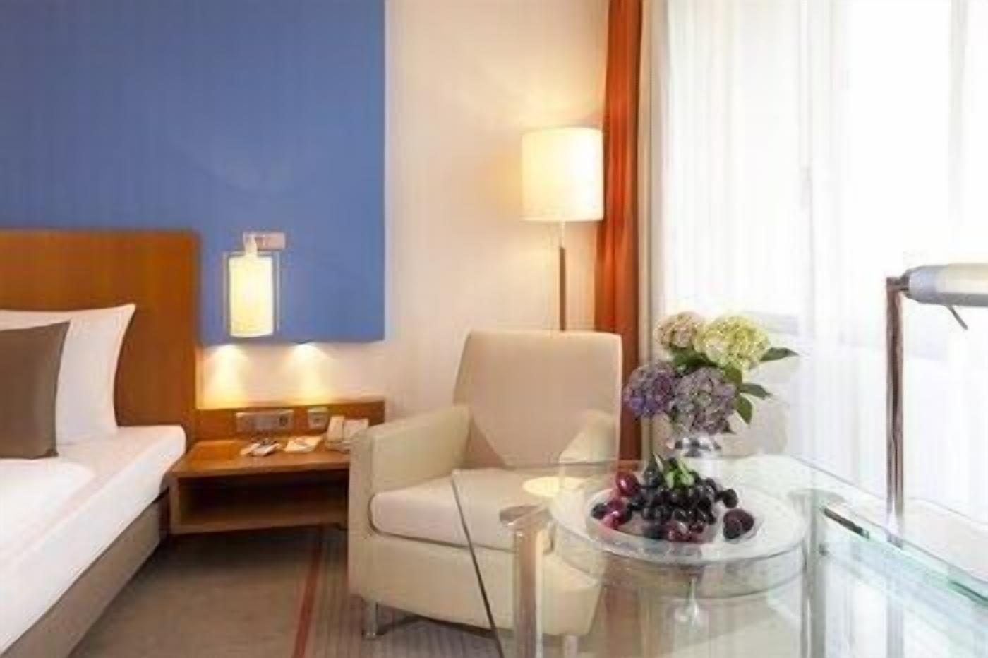 Ropa de cama de alta calidad y caja de seguridad en la habitación 