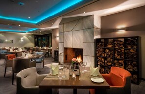 Breakfast, lunch, dinner served; Mediterranean cuisine  - Dorint Main Taunus Zentrum Frankfurt/Sulzbach (Sulzbach)