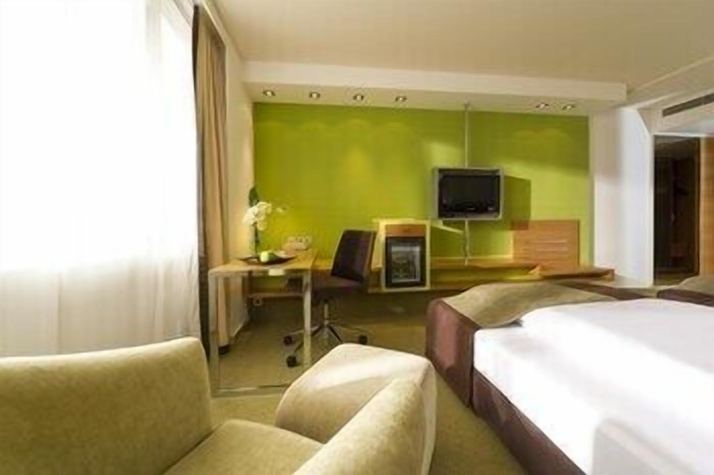 Ropa de cama de alta calidad y caja de seguridad en la habitación 