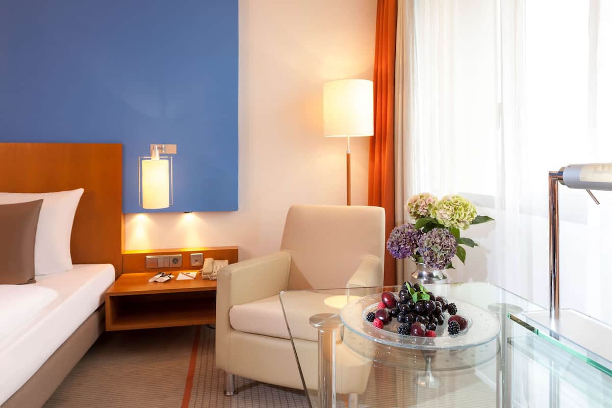 1 bedroom, premium bedding, in-room safe, desk