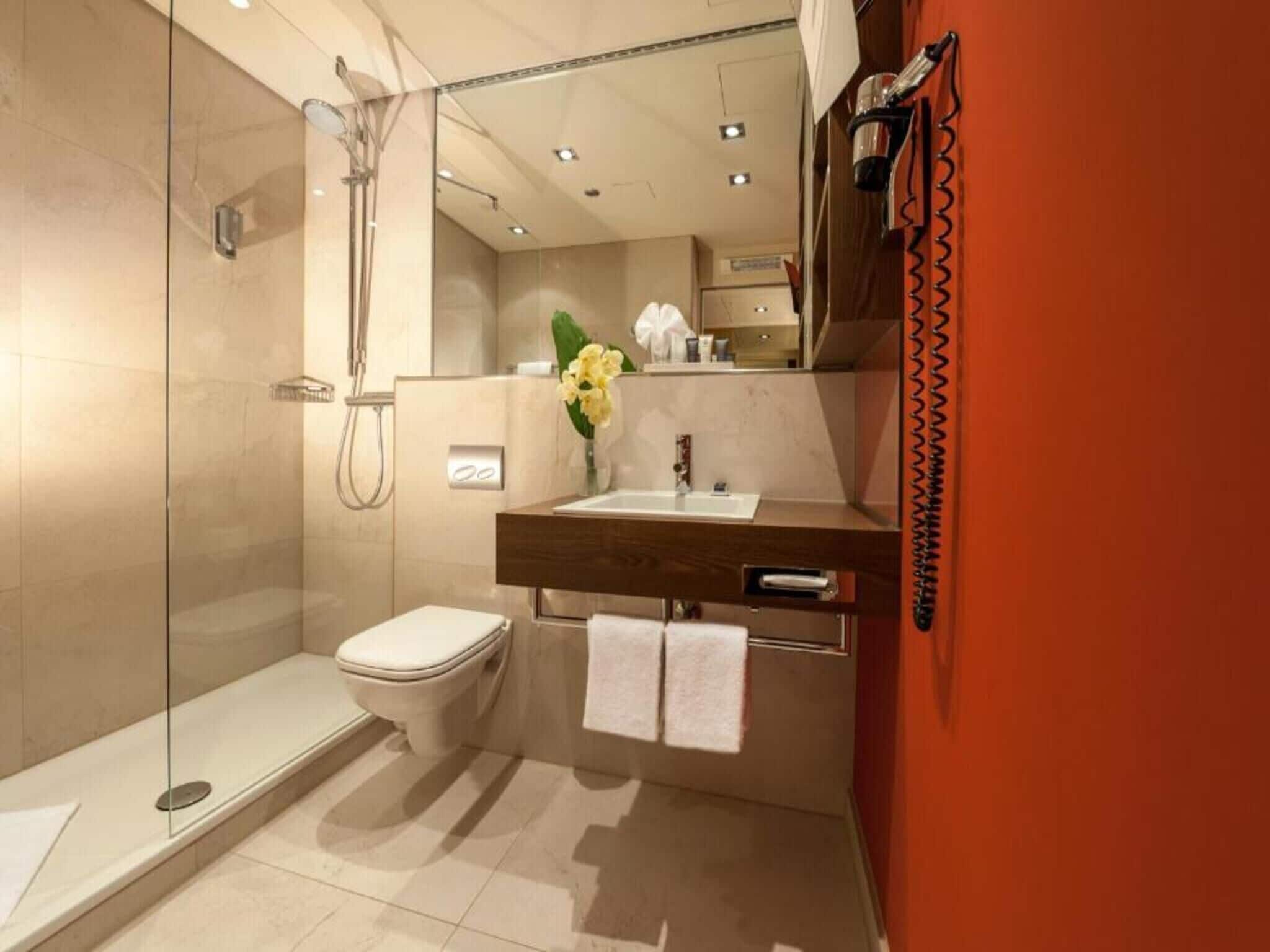 Standardzimmer, 2 Queen-Betten, Nichtraucher | Badezimmer | Kostenlose Toilettenartikel, Haartrockner, Handtücher