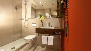 Standardzimmer, 2 Queen-Betten, Nichtraucher | Badezimmer | Kostenlose Toilettenartikel, Haartrockner, Handtücher