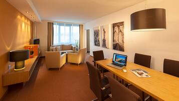 Hochwertige Bettwaren, Zimmersafe, Schreibtisch