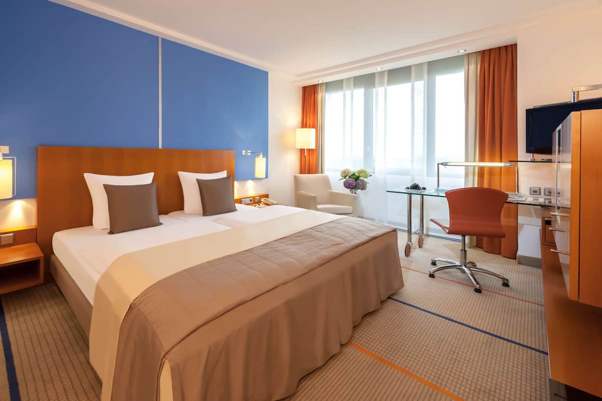 Premium bedding, in-room safe, desk, laptop workspace