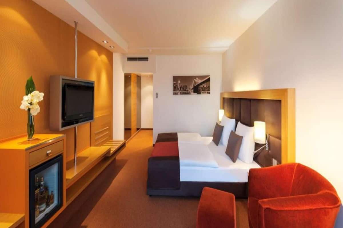 Premium bedding, in-room safe, desk, laptop workspace