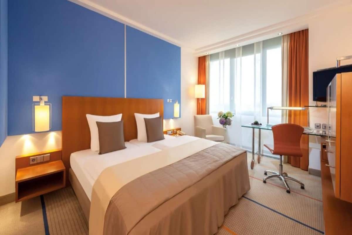 Comfort Room | Premium bedding, in-room safe, desk, laptop workspace