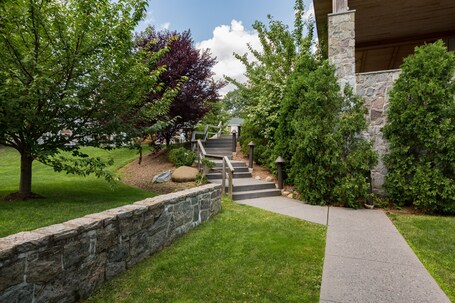 Sleepy Hollow Hotel - Image 13